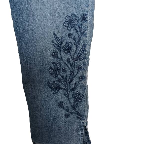 Bandolino Capris with Floral Embroidery EUC - Picture 4 of 8